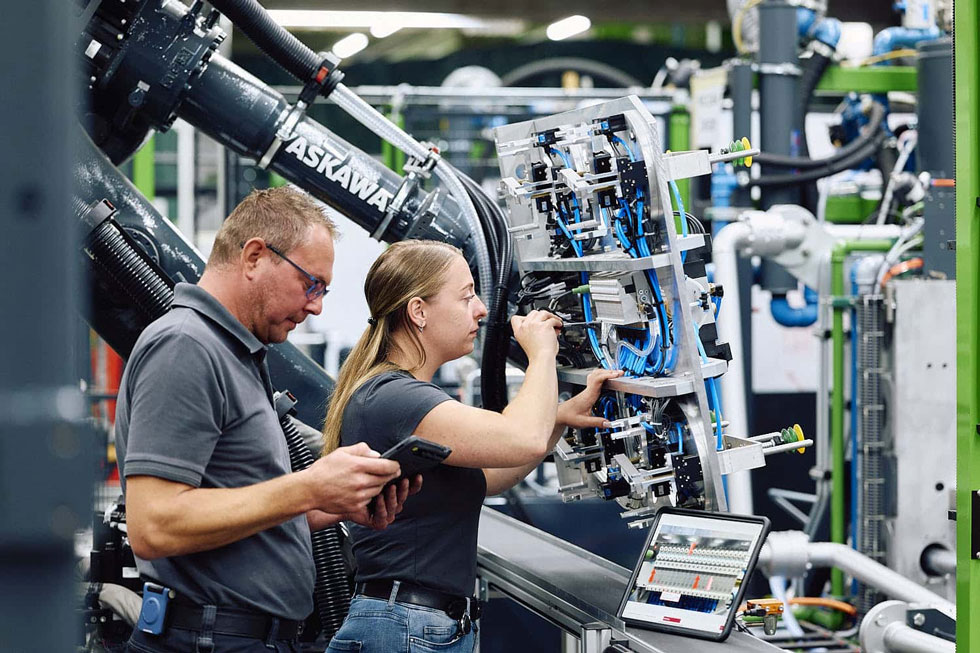 Mitarbeitender führt vorbeugende Instandhaltung an Maschinen durch zur Vermeidung von Ausfällen