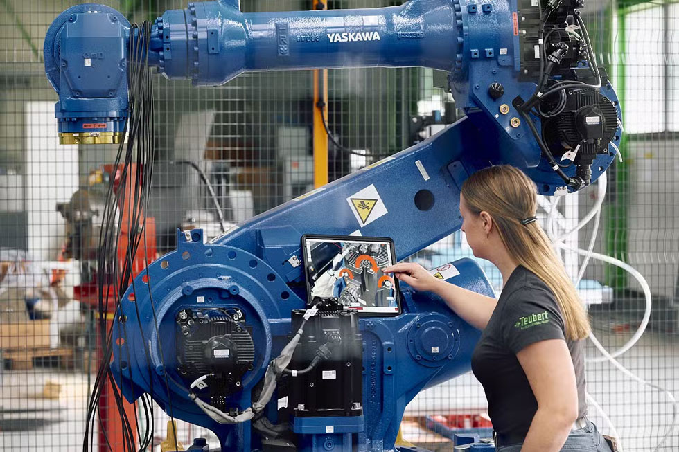 Mitarbeitender überprüft Produktionsprozesse zur Reduzierung von Fehlerquoten und Optimierung der Qualität