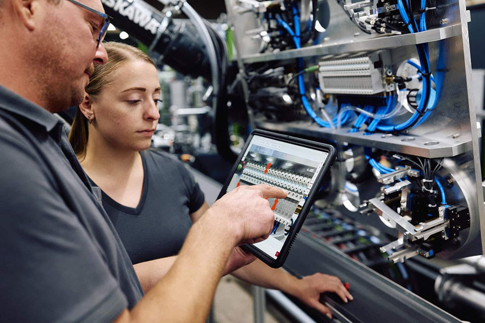 Mitarbeitende teilen Wissen im Unternehmen zur Förderung von Innovation und nachhaltigem Wachstum