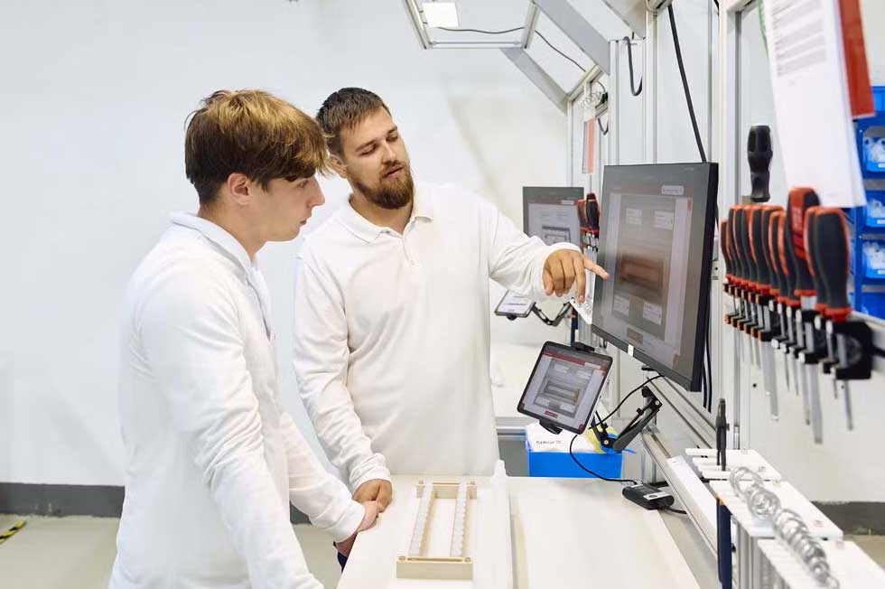 Echtzeit-Übersicht über Wartungsstatus und Maschinenverfügbarkeit