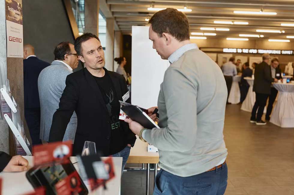 Mitarbeitende in einem Unternehmen diskutieren Maßnahmen zur Vermeidung von Wissensverlust