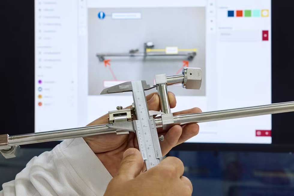 Produktionsmitarbeitender überwacht sicherheitsrelevante Prozessschritte zur Vermeidung von Störungen und Abweichungen