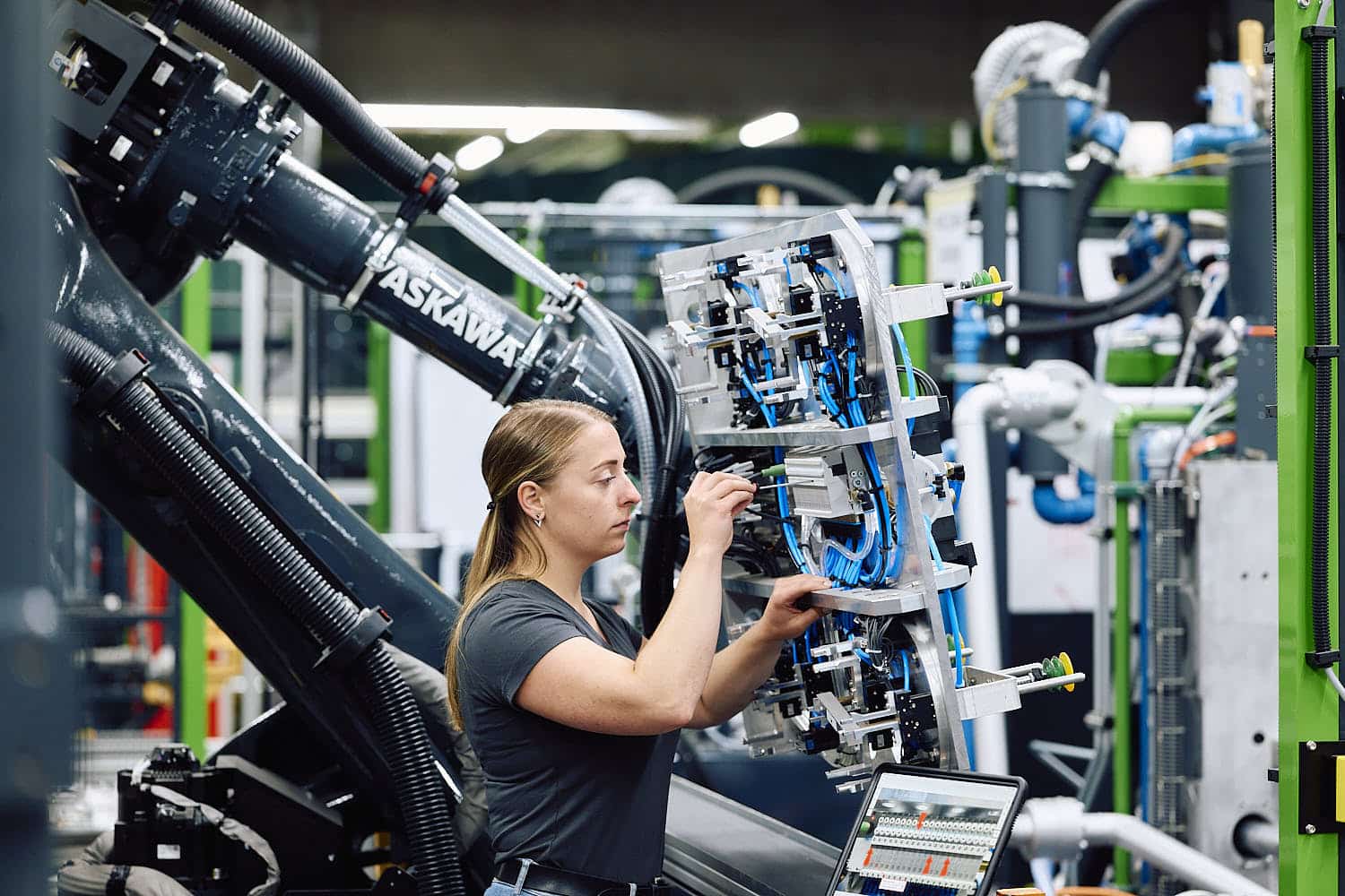 Employees analyze production processes to continuously improve processes and efficiency