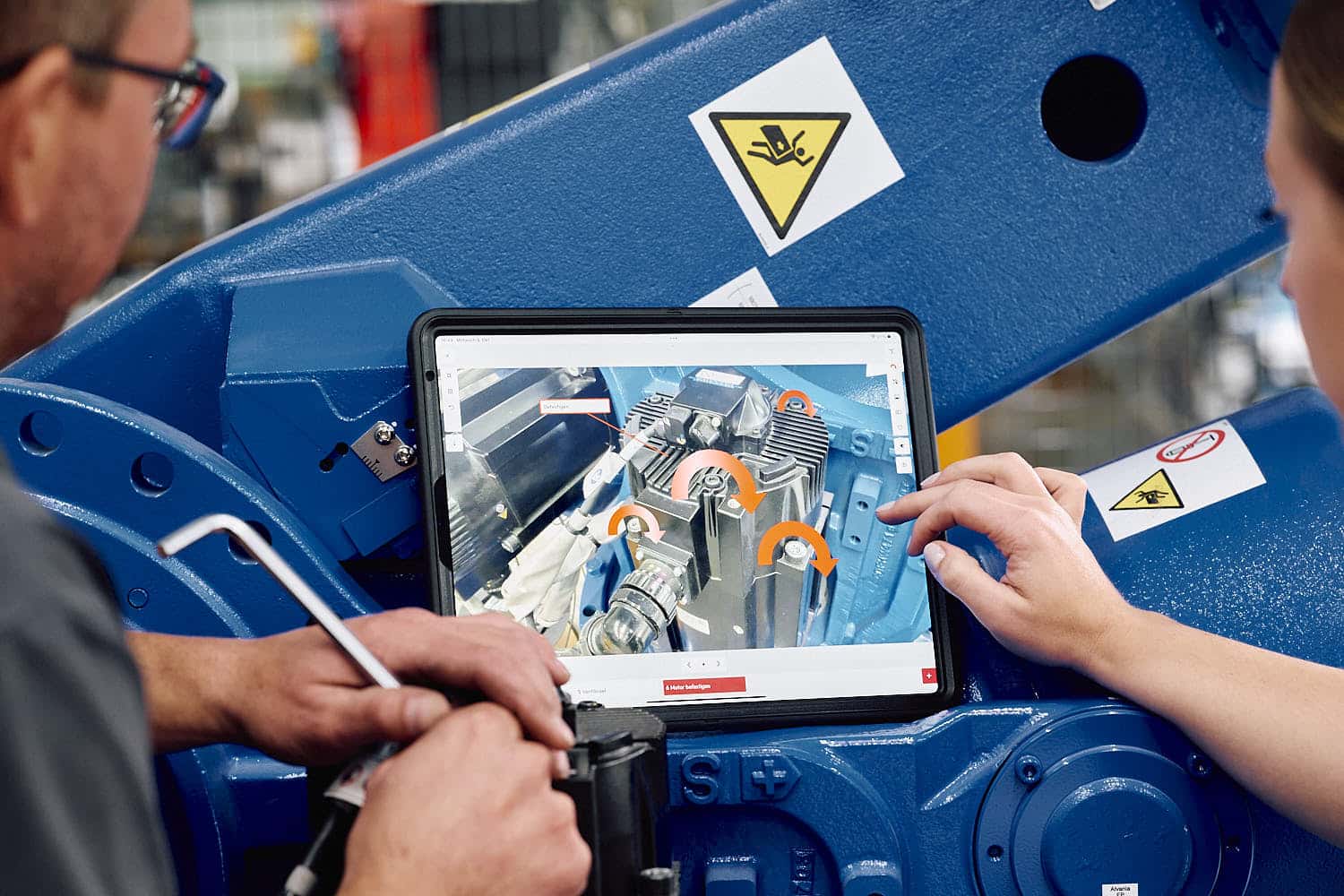 Mitarbeiter erhält passende Informationen über digitale Werkerführung direkt am Arbeitsplatz – tepcon GmbH