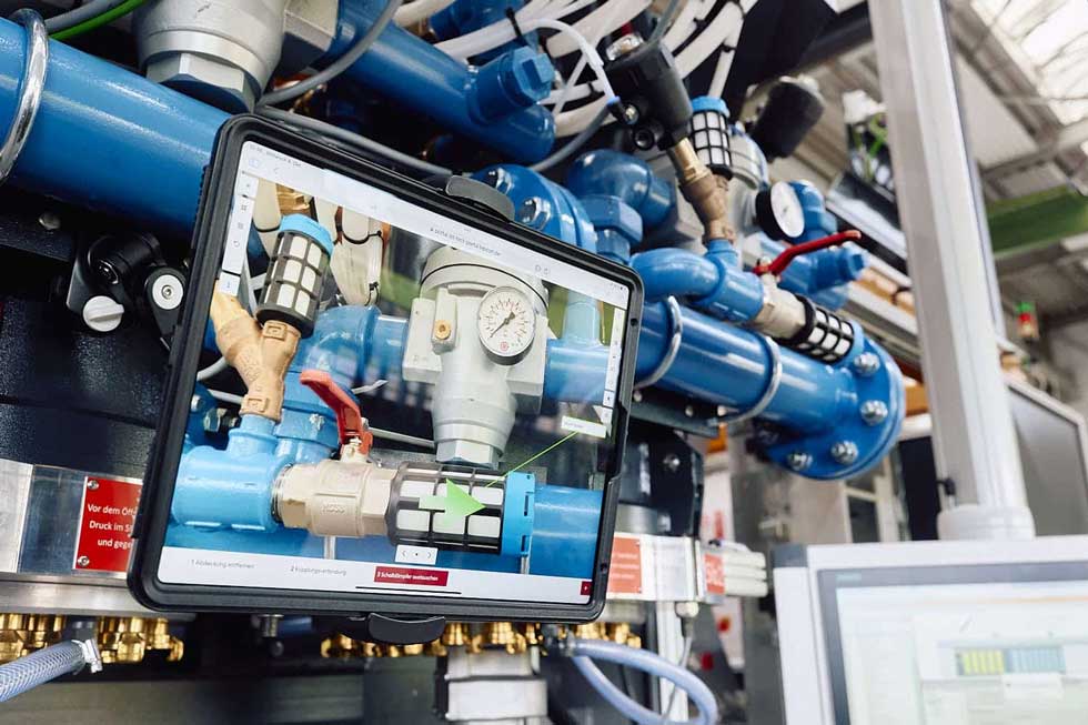 Mitarbeiter nutzt digitale Arbeitsanweisungen auf Tablet